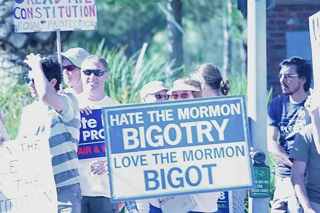 Qhov txawv ntawm Bigotry thiab Prejudice